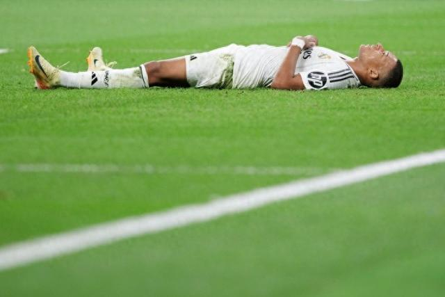 惨败国安后亚泰球员贺一然被自家球迷辱骂，他做出手势回击（惨负国安后，亚泰球员贺一然遭自家球迷辱骂，随即以手势回击）