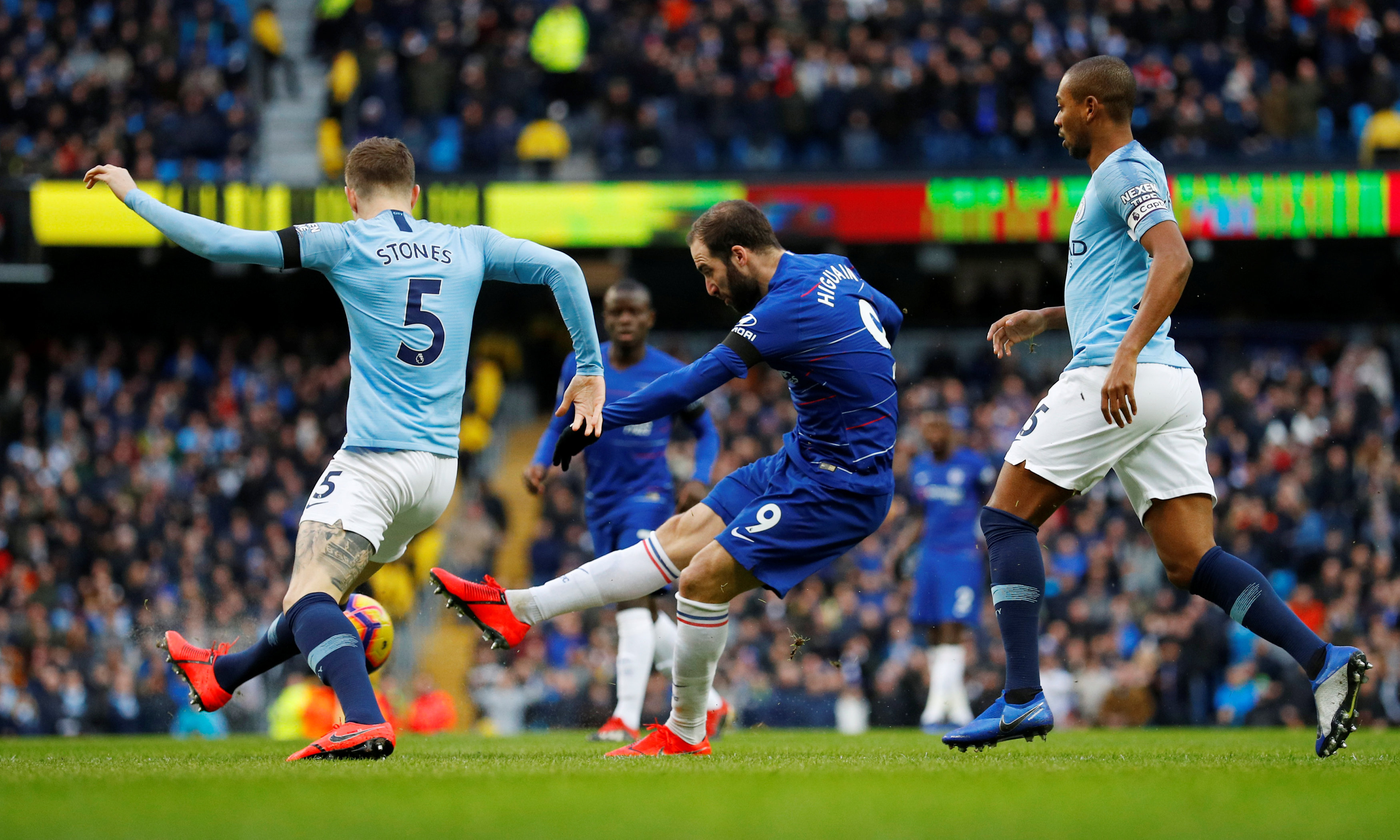 足球欧冠历史纪录被打破，网友：见证传奇（欧冠历史纪录改写，网友直呼：见证传奇时刻）