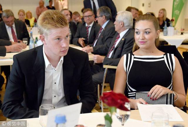 英媒：桑乔等4人将在曼联一线队回归后被下放至U21更衣室（英媒：桑乔等四人回归一线队后将被安排到U21更衣室）