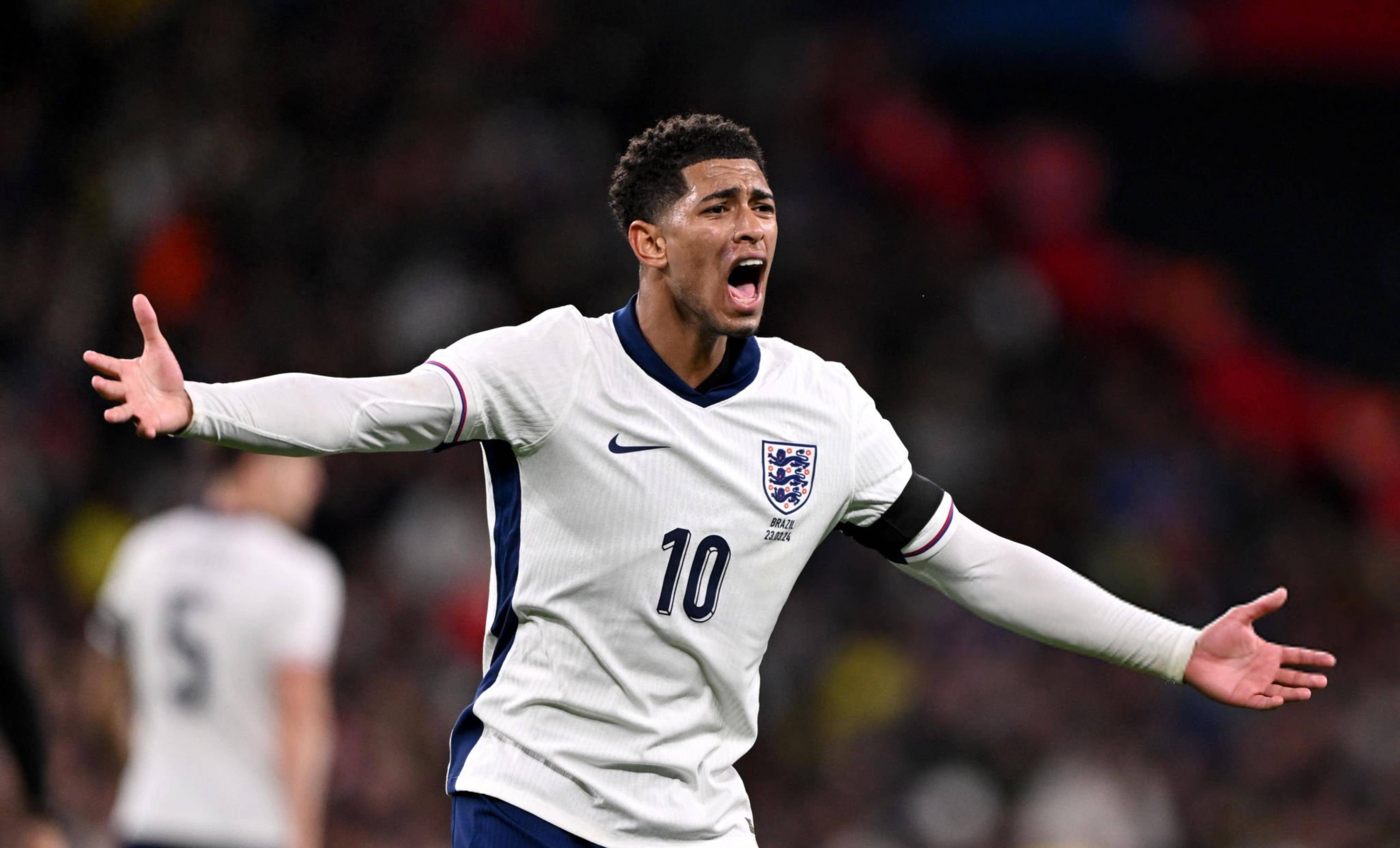 詹姆斯关键三分绝杀（詹姆斯压哨三分定胜负）